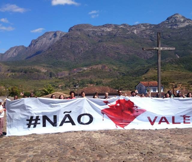 Catas Altas, em Minas Gerais, luta contra o crescimento da mineração em seu território. A beleza da Serra do Caraça, que surge como uma grande muralha a proteger a comunidade, já começa a ser afetada pelos buracos abertos pela empresa, especialmente em Morro da Água Quente, vilarejo que fica ao lado esquerdo da serra.