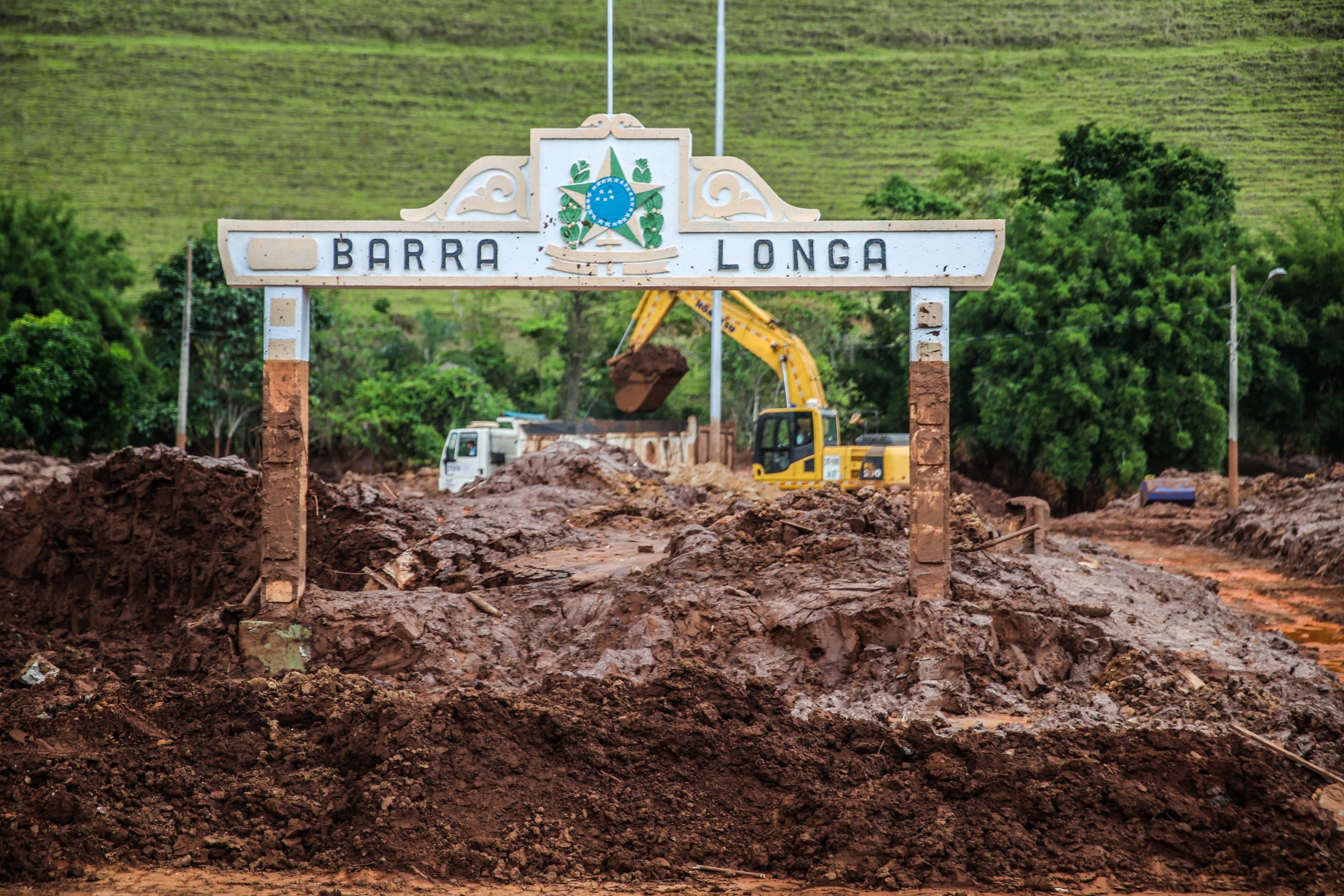 Lama proveniente da barragem de rejeitos do Fundão, operada pela Samarco (Vale/BHP), promove destruição em Barra Longa, município vizinho a Mariana (MG).