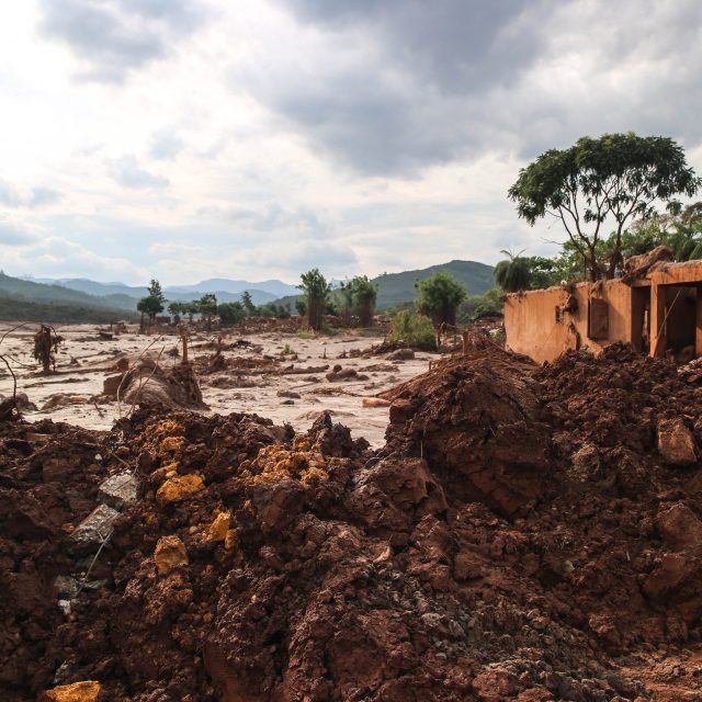 O distrito de Bento Rodrigues, em Mariana, foi arrasado pela enxurrada de lama de rejeitos.