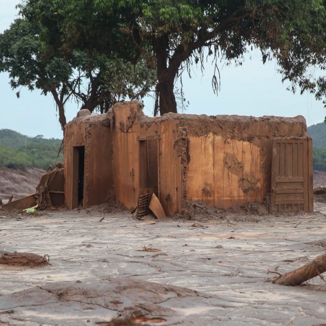O distrito de Bento Rodrigues, em Mariana, foi arrasado pela enxurrada de lama de rejeitos.