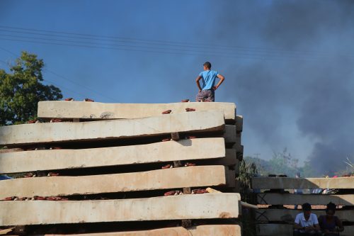 Trabalhadores rurais sem-terra ocupam a Estrada de Ferro Carajás, em Parauapebas 