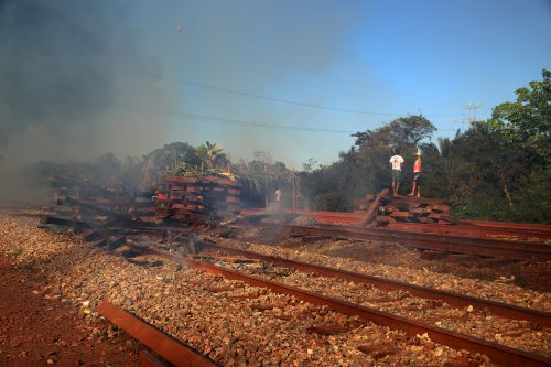 Trabalhadores rurais sem-terra ocupam a Estrada de Ferro Carajás, em Parauapebas 