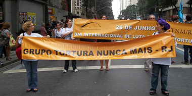Participação do GTNM/RJ na passeata do Rio+20, em junho de 2012. Créditos: Grupo Tortura Nunca Mais