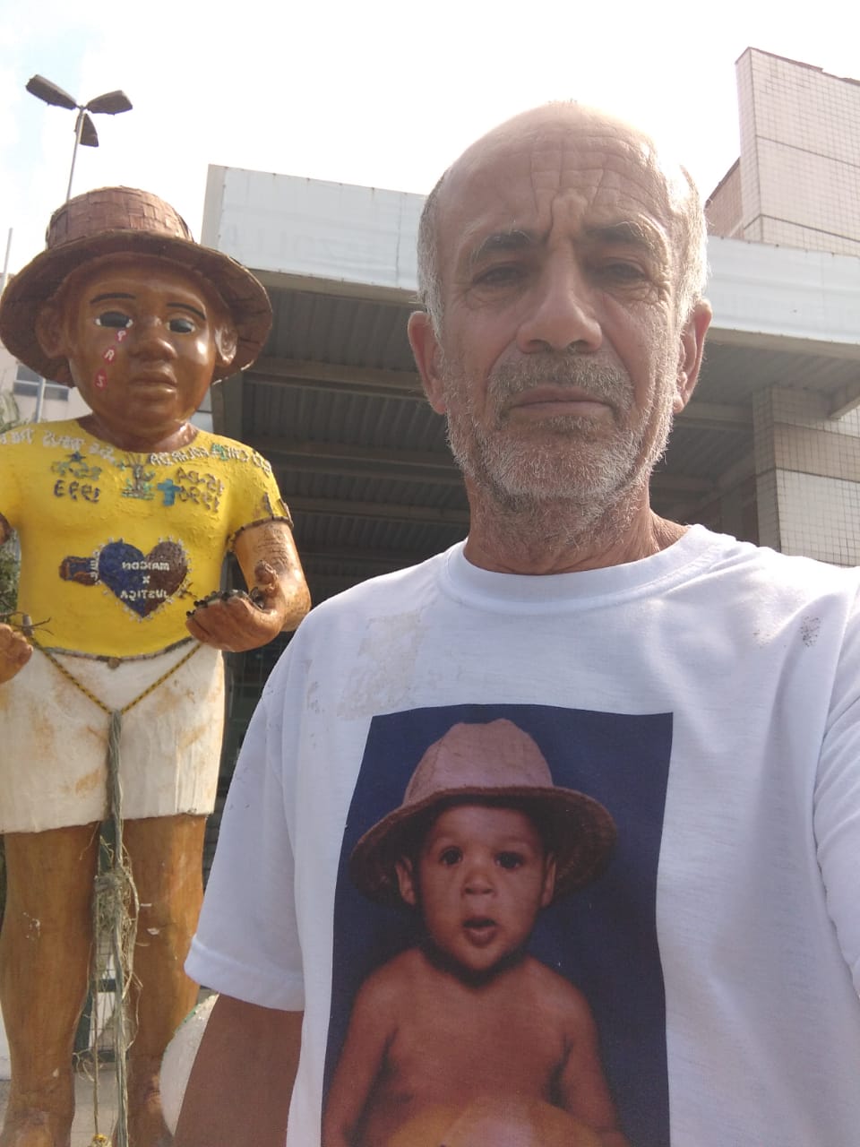 Zé Luís protesta em frente ao MP com a estátua de Maicon todos os anos. Foto: arquivo/Zé Luís.