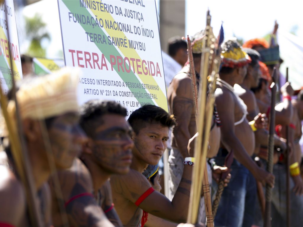 Brasília - Lideranças Munduruku fazem manifestação, em frente ao Ministério da Justiça, pela demarcação da terra indígena Sawre Muybu, no Pará.