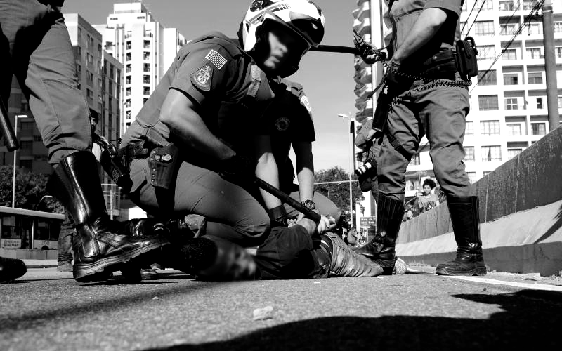 PM mobiliza homem em protesto em São Paulo. Foto: Rovena Rosa/Agência Brasil