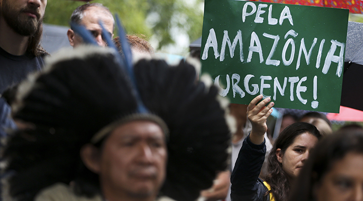 Representantes da sociedade civil, servidores públicos da área ambiental, ativistas e movimentos indígenas realizam ato em defesa da natureza e contra possíveis futuras políticas antiambientais, em frente ao Ministério do Meio Ambiente.Foto Marcelo Camargo/Agência Brasil