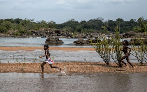 Crianças Juruna brincam na aldeia Miratu, na Volta Grande do Xingu. Crédito: Kelly Lima/Instituto Socioambiental. 