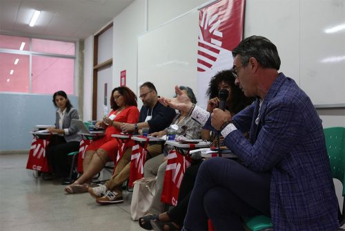 James Cavallaro fala durante a mesa. (Foto: Emily Maya Almeida)