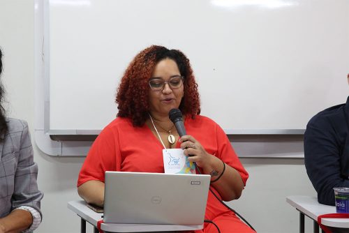 Monique Cruz fala durante a mesa. (Foto: Emily Maya Almeida)